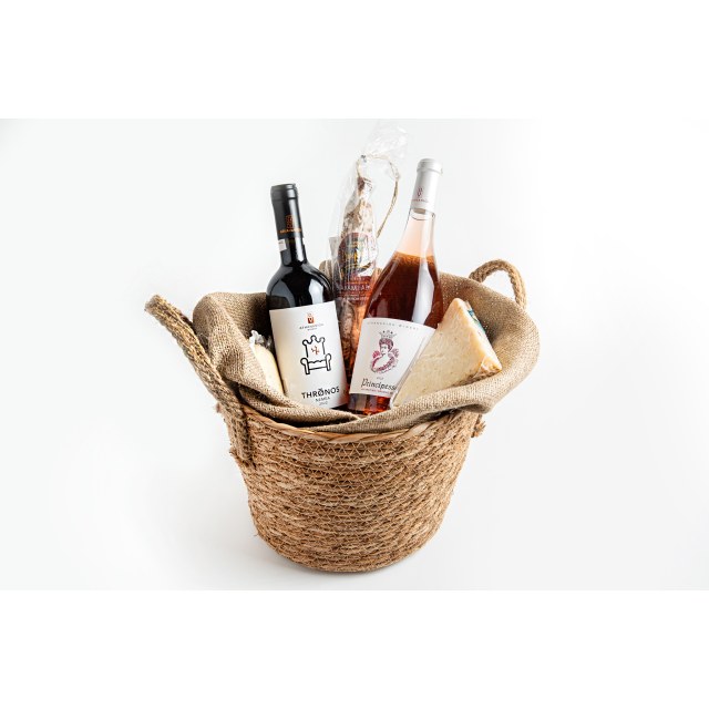 Καλάθι ψάθινο με κρασιά από το κτήμα Αθανασίου Bio 750ml  και εδέσματα 