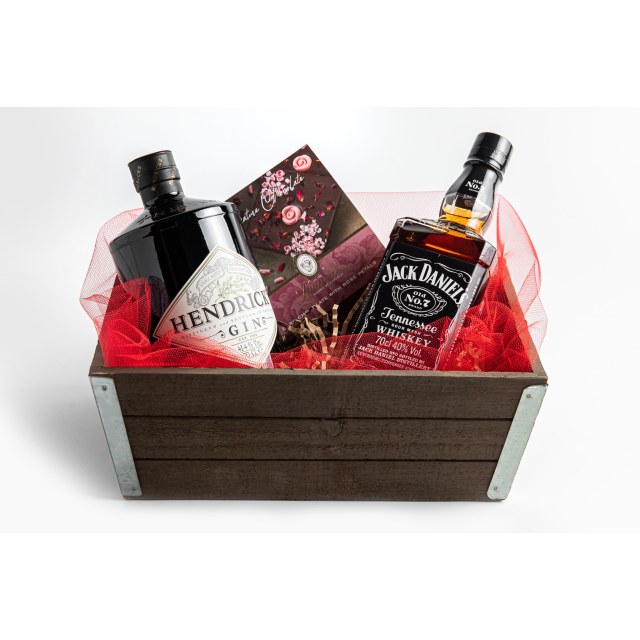 Καλάθι ξύλινο με μία φιάλη Hendrick's gin, μία φιάλη Jack Daniel's whiskey 700ml και σοκολάτα Laurence Signature με ροδοπέταλα
