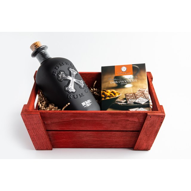 Καλάθι ξύλινο με μία φιάλη ρούμι BUMBU X.O. 700ml και Laurence premium σοκολάτα Υγείας με Αμύγδαλο