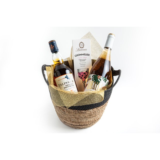 Καλάθι ψάθινο με μία φιάλη ουίσκι Talisker 700ml, μία φιάλη Libalis Rose 750ml και σοκολατάκια Chommelier Rose wine