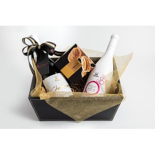 Καλάθι δερμάτινο με δύο κρασιά του κτήματος Δημήτρη Μίγα 750ml και σοκολατάκια ChocoMe Raffinee Almond, Caramel & Blond Chocolate