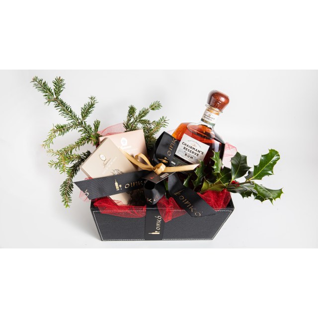 Δερμάτινο καλάθι με Chairman's reserve ρούμι και premium σοκολάτες 
