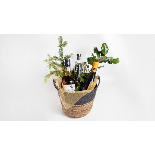 Ψάθινο πανέρι με τρείς φιάλες