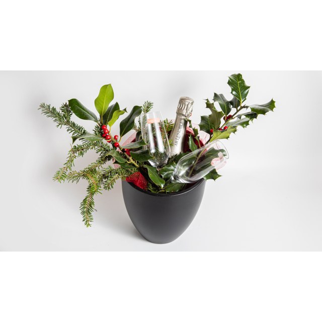 Σαμπανιέρα με μία φιάλη σαμπάνιας και ποτήρια 