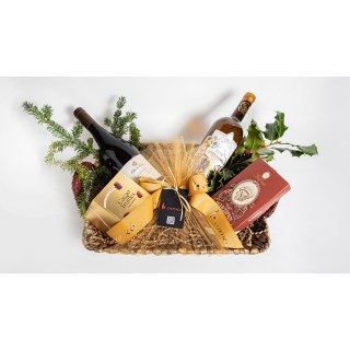 Ψάθινο ανοιχτό πανέρι με δύο φιάλες κρασιών και γλυκίσματα 